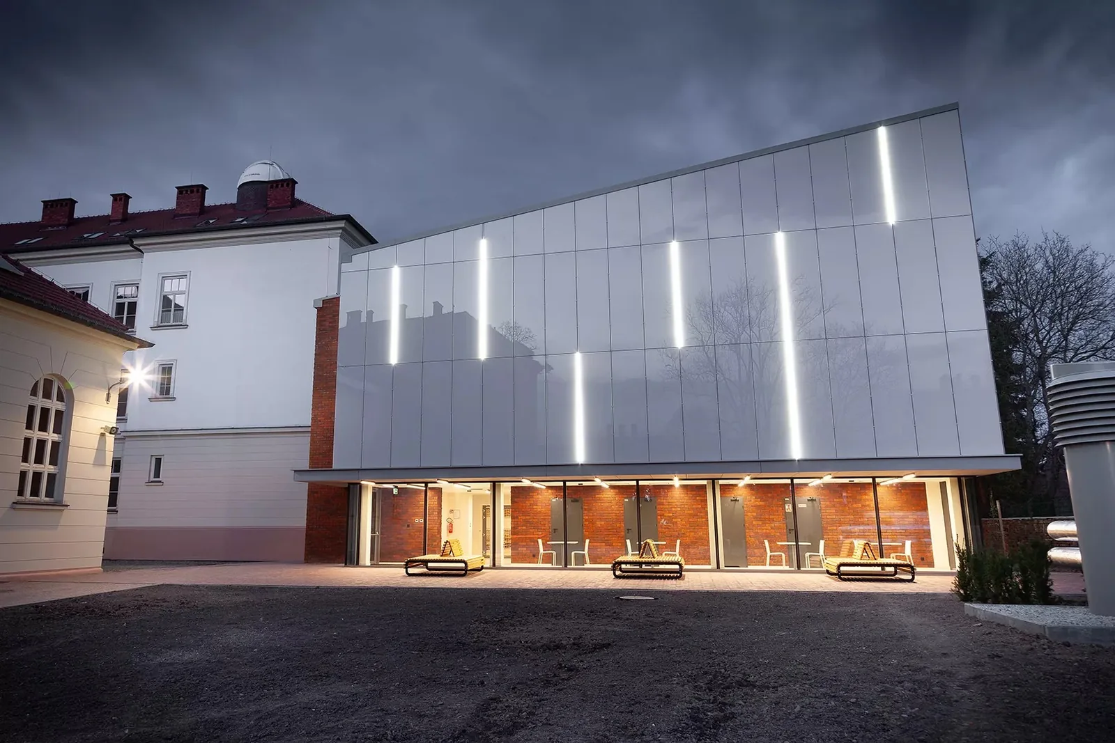 Szklana fasada wentylowana - realizacja FIRKUS, Żywiec, Polska